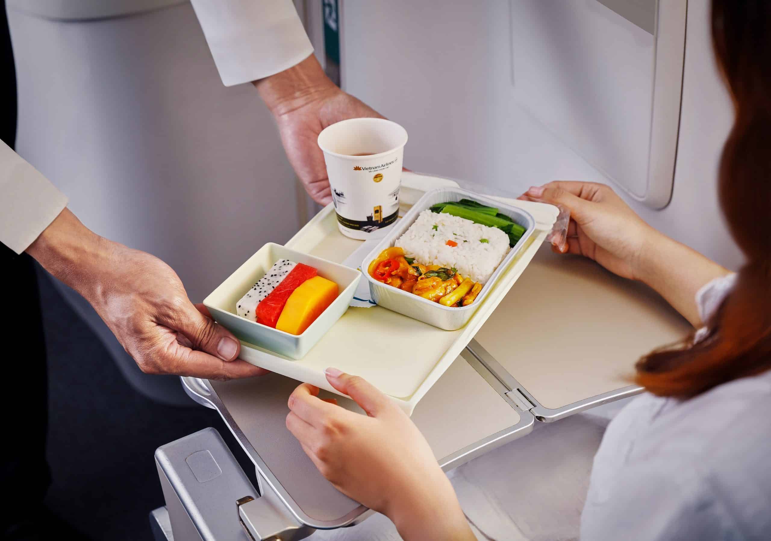 review trải nghiệm chuyến bay của Vietnam Airlines - suất ăn