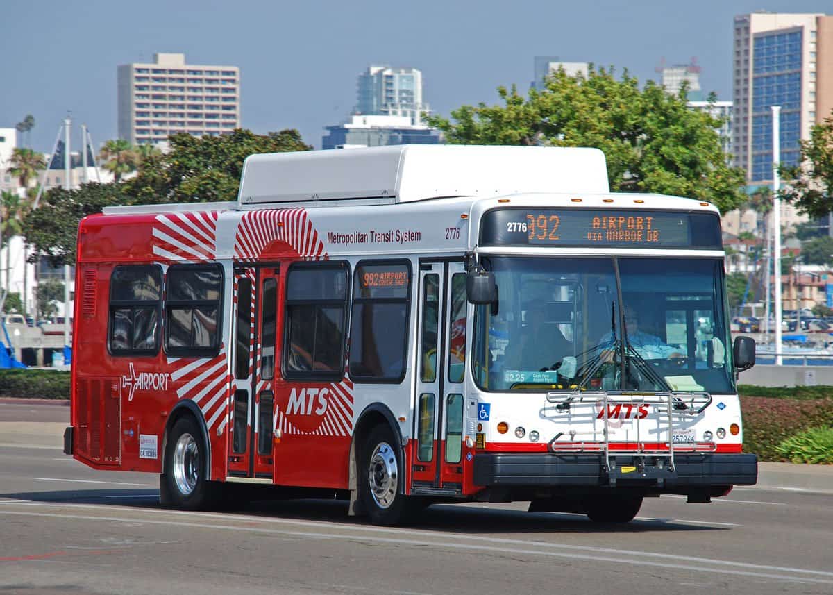 Đi xe bus số 992 là một lựa chọn giúp tiết kiệm chi phí cho hành khách 