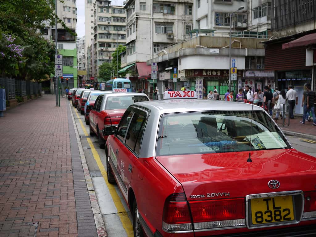 Di chuyển từ sân bay về trung tâm Hong Kong bằng xe taxi - vé máy bay đi Hong Kong