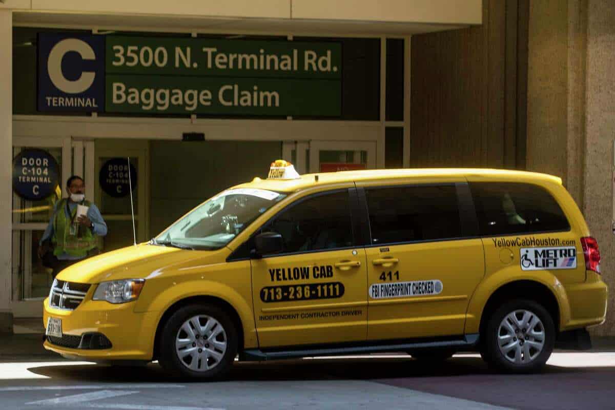 Di chuyển từ sân bay về trung tâm thành phố Houston bằng taxi trong 35 phút