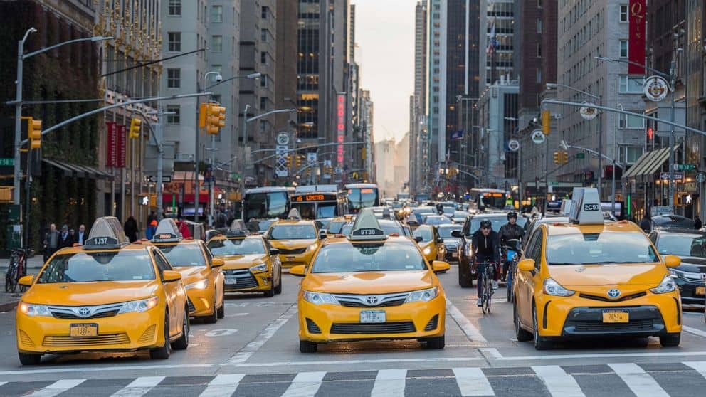 Di chuyển từ sân bay về trung tâm thành phố New York bằng taxi trong 45 phút