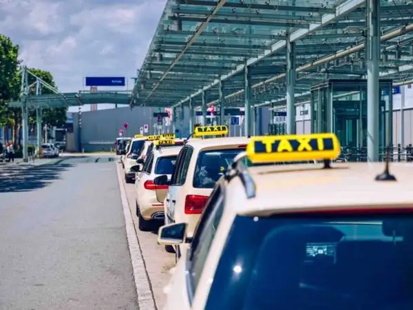 Taking taxis from Tan Son Nhat International Airport to city center